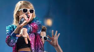 ![Taylor Swift performing]