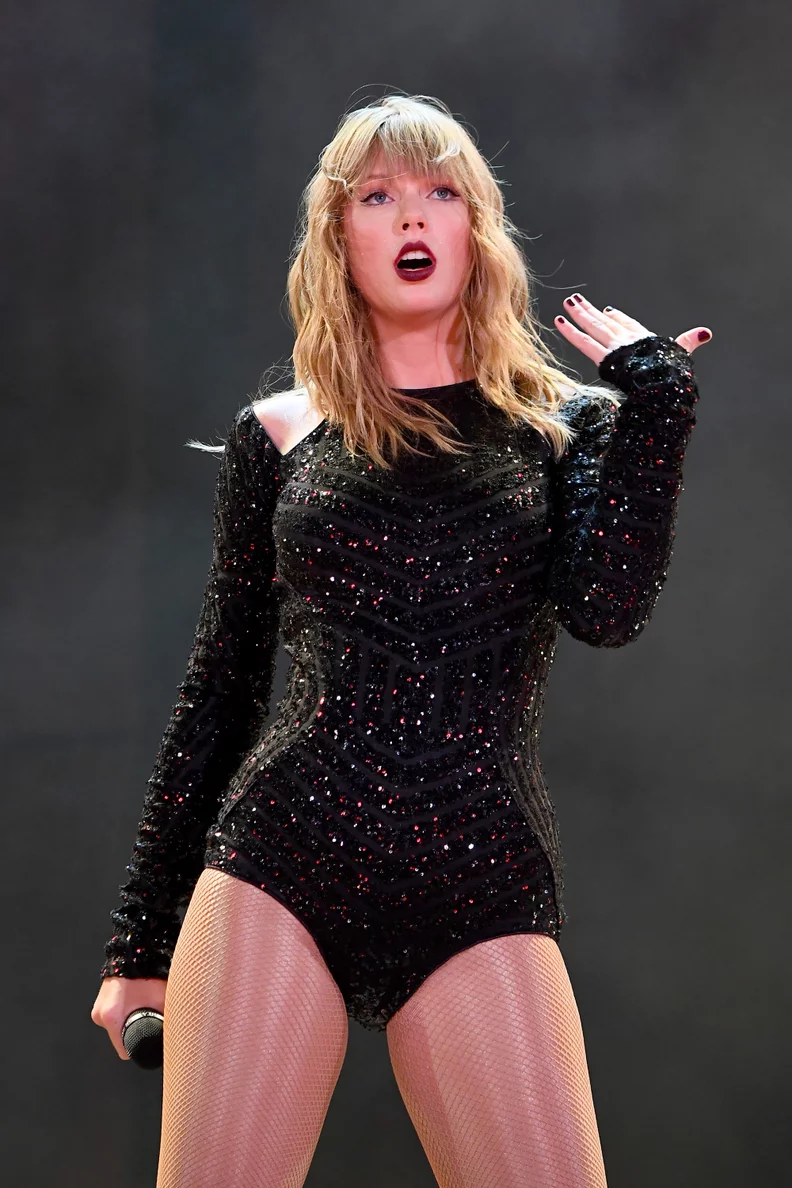 ![Taylor Swift performing]